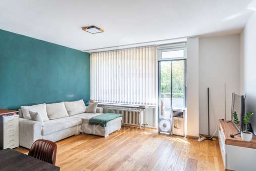 Wohnzimmer - Etagenwohnung in 50858 Köln mit 45m² kaufen