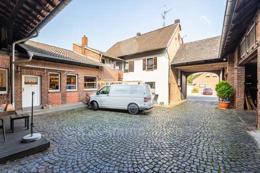 Innenhof  - Wohn- / Geschäftshaus in 50374 Erftstadt / Gymnich mit 145m² kaufen