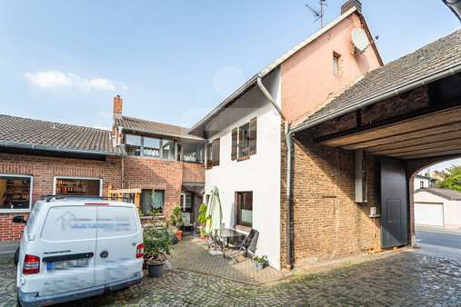 Innenhof Wohnhaus - Wohn- / Geschäftshaus in 50374 Erftstadt / Gymnich mit 145m² kaufen