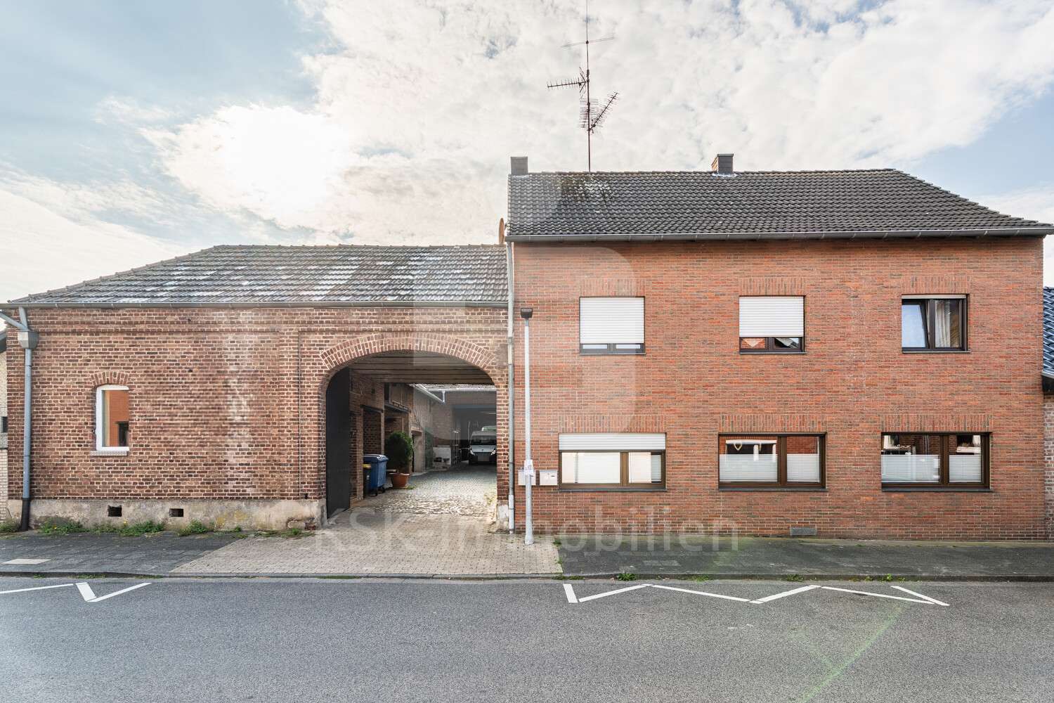 Außenaufnahme - Wohn- / Geschäftshaus in 50374 Erftstadt / Gymnich mit 145m² kaufen