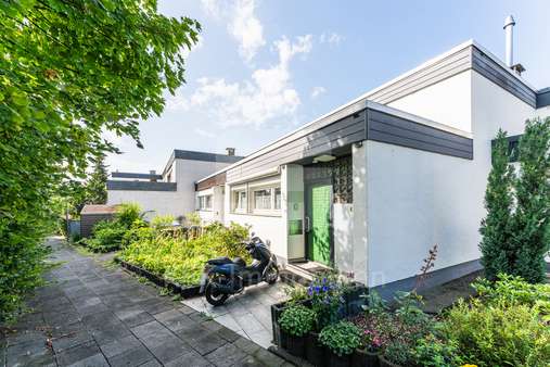 Außenaufnahme - Reihenmittelhaus in 50829 Köln mit 107m² kaufen