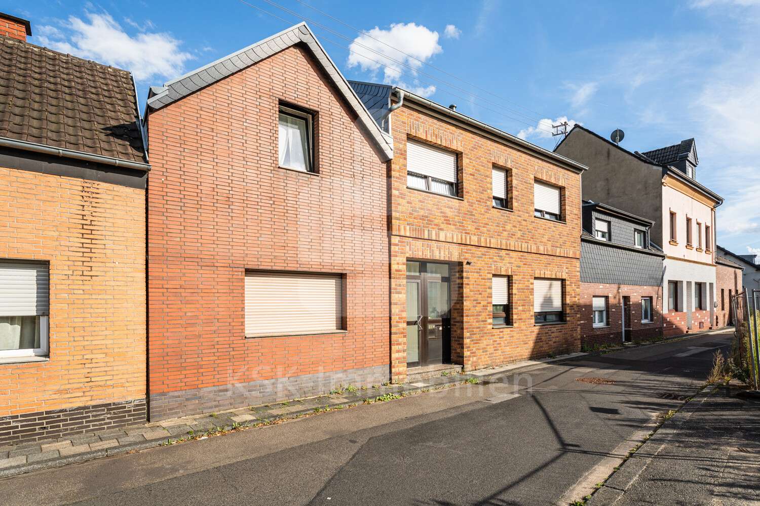 Außenaufnahme Außenaufnahme - Zweifamilienhaus in 50354 Hürth / Gleuel mit 185m² kaufen