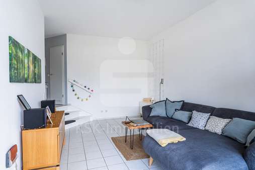 Wohnzimmer  - Erdgeschosswohnung in 50859 Köln mit 60m² kaufen