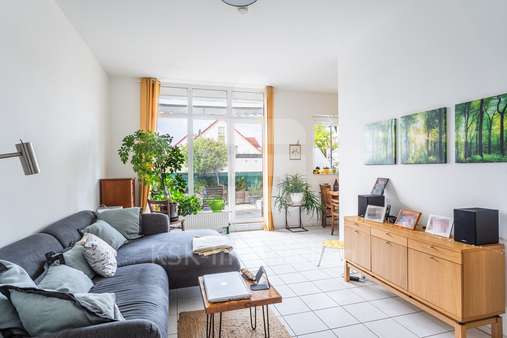 Wohnzimmer - Erdgeschosswohnung in 50859 Köln mit 60m² kaufen