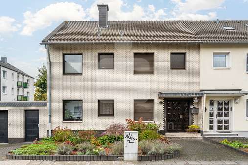 Außenaufnahme Außenaufnahme - Zweifamilienhaus in 50769 Köln mit 131m² kaufen