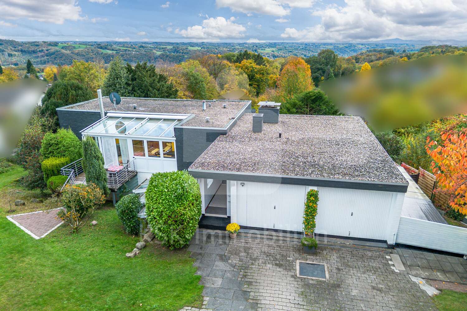 Drohnenaufnahme Drohnenaufnahme - Mehrfamilienhaus in 53797 Lohmar / Honrath mit 256m² kaufen