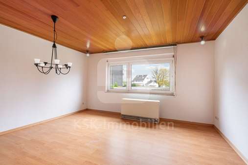 Wohnzimmer - Etagenwohnung in 51399 Burscheid mit 82m² kaufen