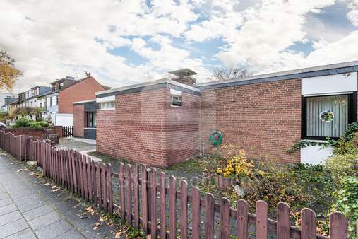 Außenaufnahme  - Bungalow in 50827 Köln mit 91m² kaufen