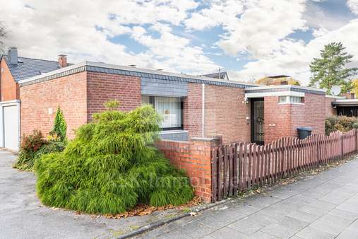 Außenaufnahme  - Bungalow in 50827 Köln mit 91m² kaufen