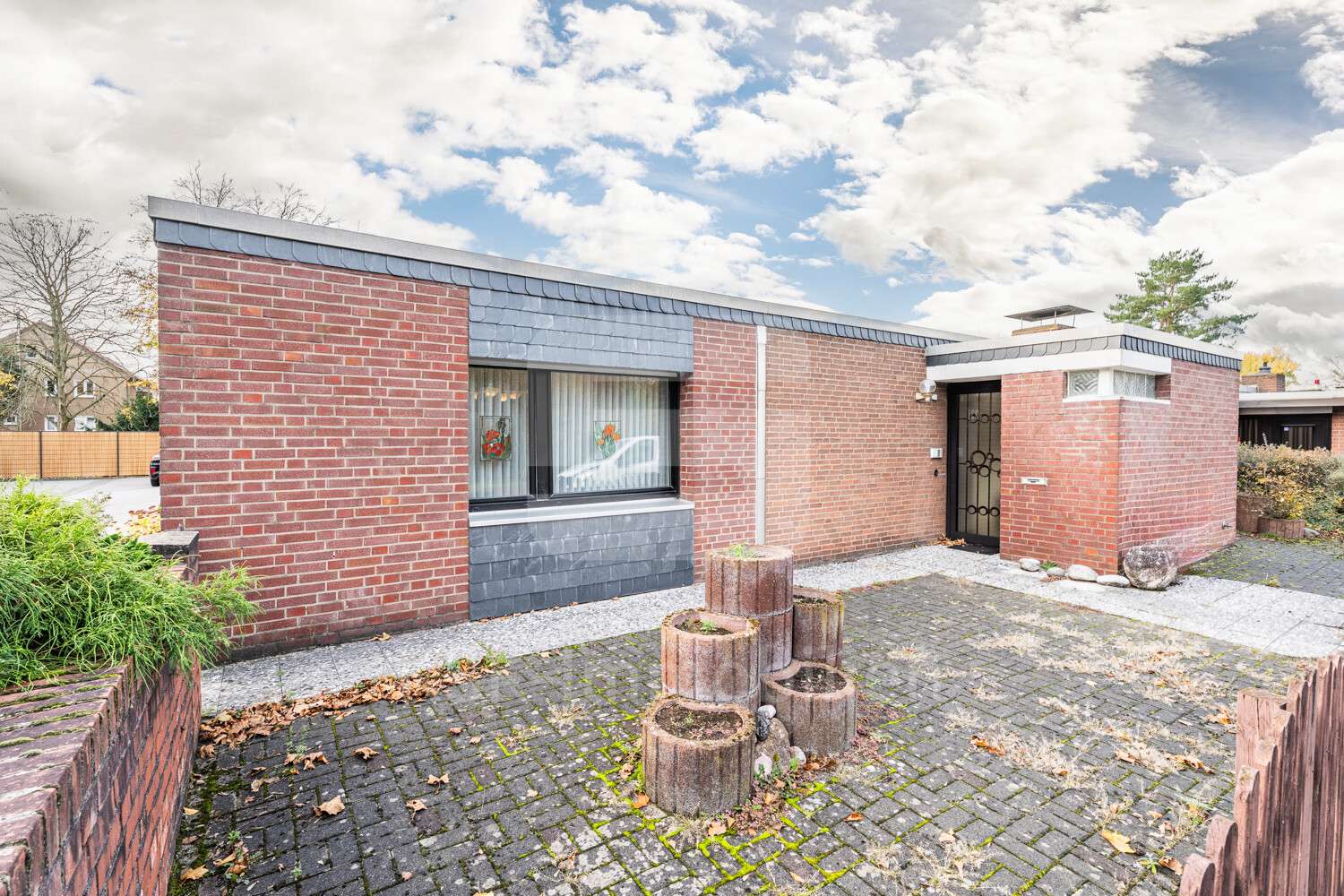 Außenaufnahme  - Bungalow in 50827 Köln mit 91m² kaufen