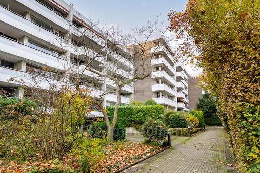 Außenansicht - Etagenwohnung in 50858 Köln mit 128m² kaufen