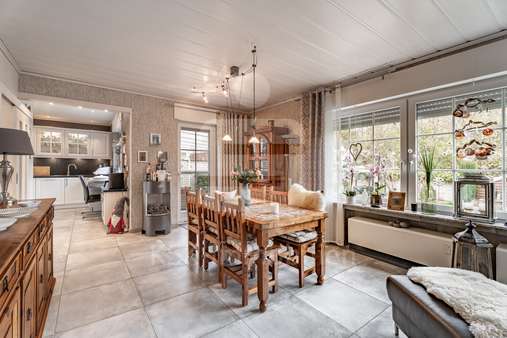 Wohn- und Esszimmer - Bungalow in 50129 Bergheim mit 104m² kaufen