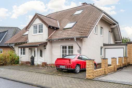 Außenansicht - Zweifamilienhaus in 50769 Köln / Roggendorf/Thenhoven mit 305m² kaufen