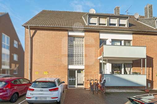 Außenansicht Außenansicht - Mehrfamilienhaus in 50769 Köln mit 368m² als Kapitalanlage kaufen