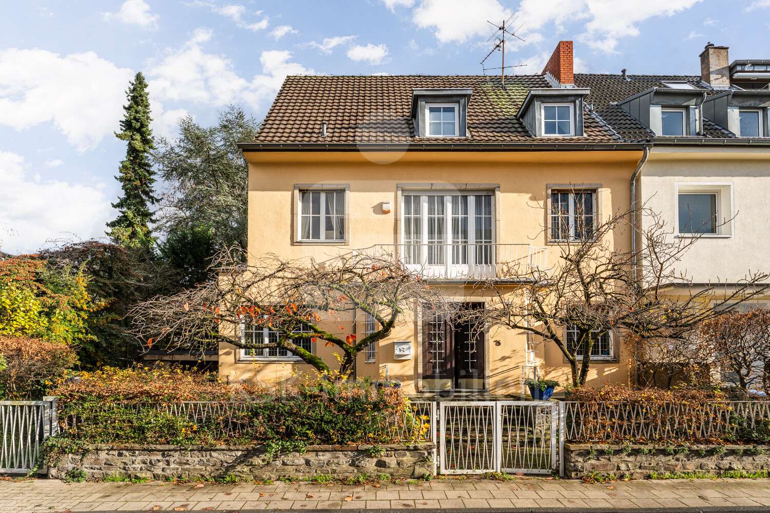 Außenaufnahme  - Doppelhaushälfte in 50931 Köln mit 219m² kaufen