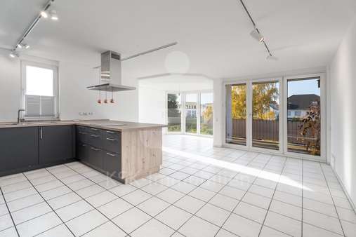 Wohnbereich mit Küche  - Etagenwohnung in 50321 Brühl mit 89m² kaufen