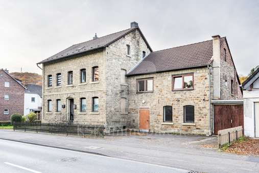 Außenaufnahme  - Wohn- / Geschäftshaus in 51491 Overath mit 328m² als Kapitalanlage kaufen