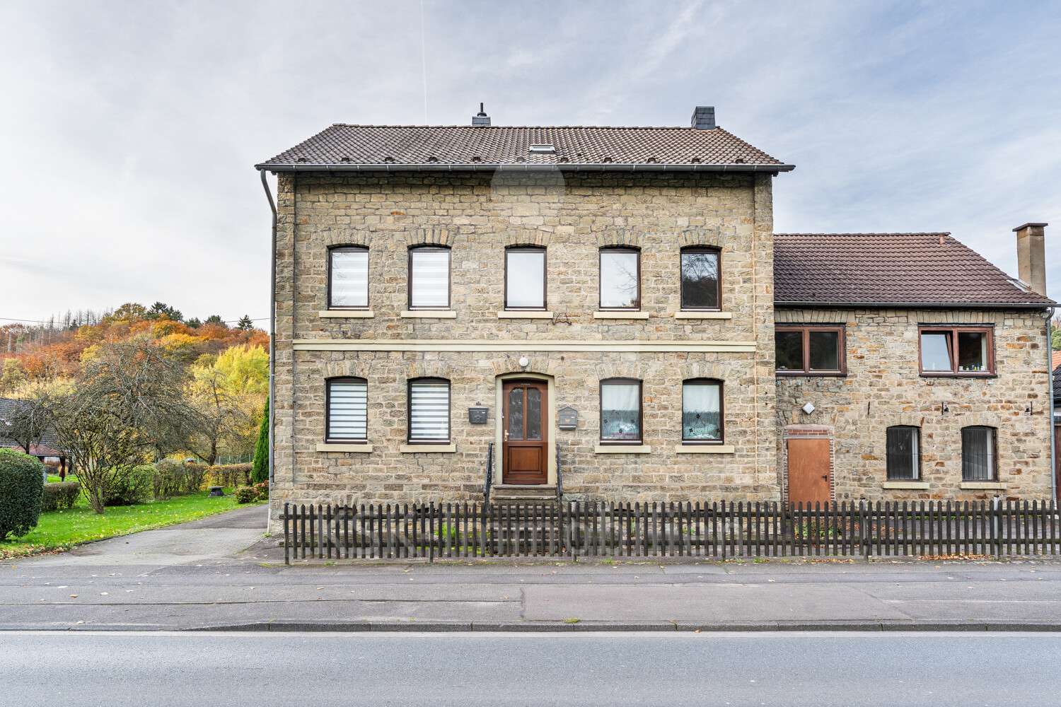 Außenaufnahme  - Wohn- / Geschäftshaus in 51491 Overath mit 328m² als Kapitalanlage kaufen