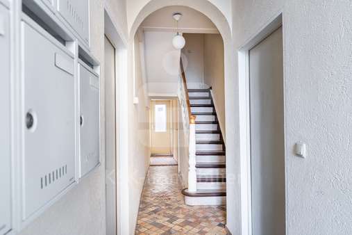 Erdgeschoss Treppenhaus - Mehrfamilienhaus in 50679 Köln mit 170m² kaufen