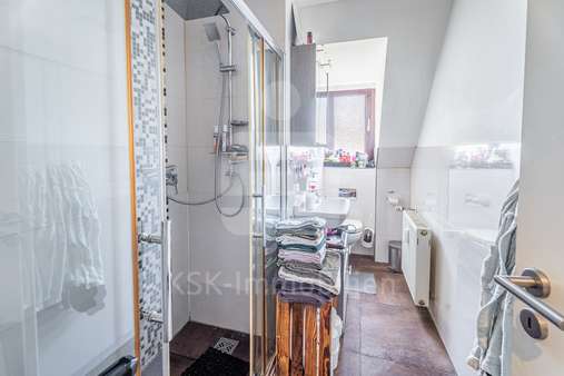 Badezimmer - Dachgeschosswohnung in 51503 Rösrath mit 56m² kaufen