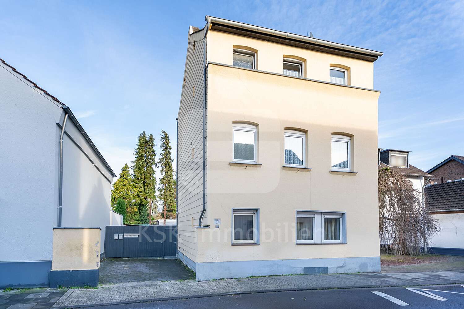 Außenansicht Außenansicht - Mehrfamilienhaus in 51149 Köln / Ensen mit 287m² als Kapitalanlage kaufen