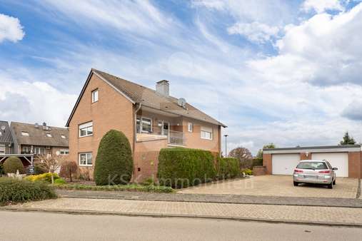 Außenaufnahme  - Zweifamilienhaus in 50181 Bedburg mit 182m² kaufen