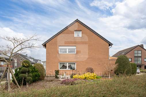 Außenaufnahme  - Zweifamilienhaus in 50181 Bedburg mit 182m² kaufen