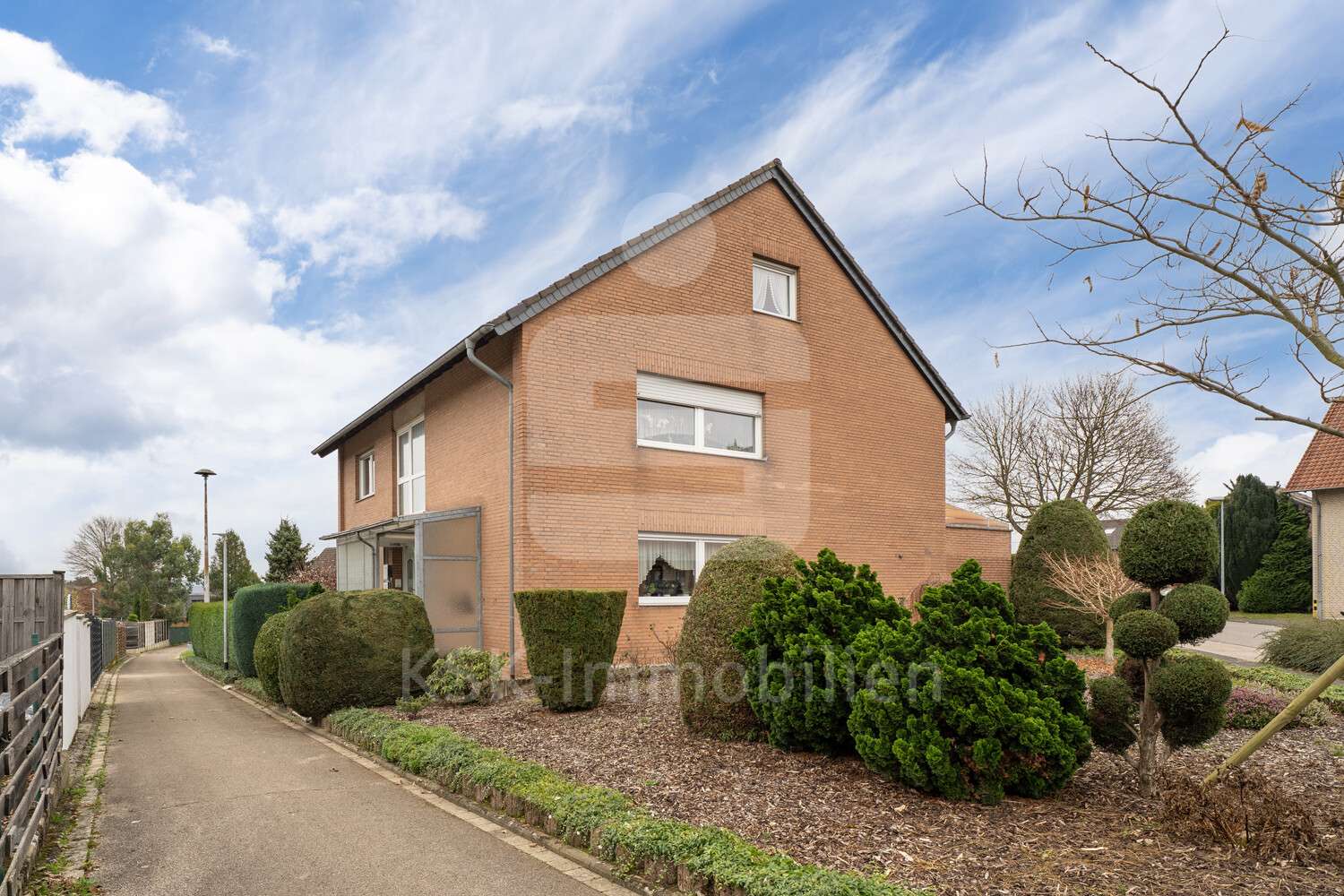 Außenaufnahme  - Zweifamilienhaus in 50181 Bedburg mit 182m² kaufen