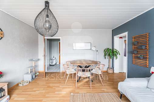 Wohnzimmer - Etagenwohnung in 50999 Köln mit 65m² kaufen