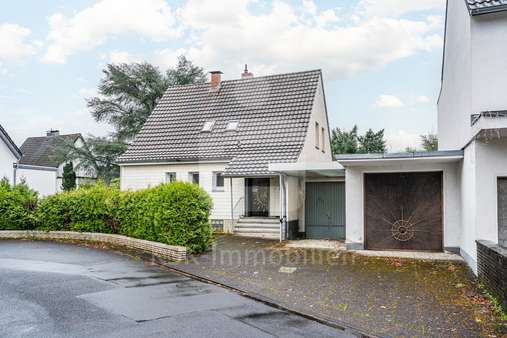Außenaufnahme Außenaufnahme - Einfamilienhaus in 51109 Köln / Brück mit 100m² kaufen
