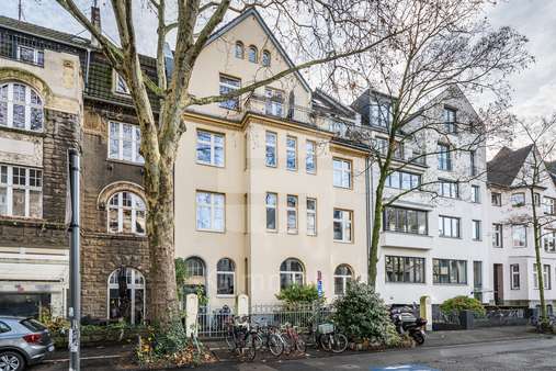 Außenaufnahme  - Erdgeschosswohnung in 50823 Köln mit 126m² kaufen