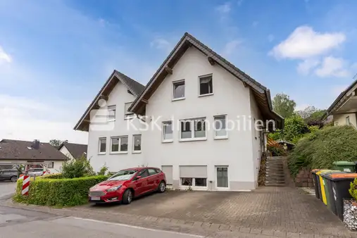 Schicke Eigentumswohnung mit separatem Eingang und kleinem, eigenen Außenbereich.