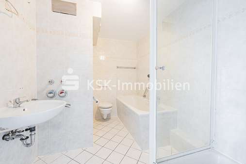111008 Badezimmer - Dachgeschosswohnung in 51147 Köln mit 77m² günstig kaufen
