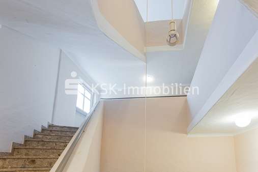 110180 Treppenhaus - Dachgeschosswohnung in 51503 Rösrath mit 42m² günstig kaufen