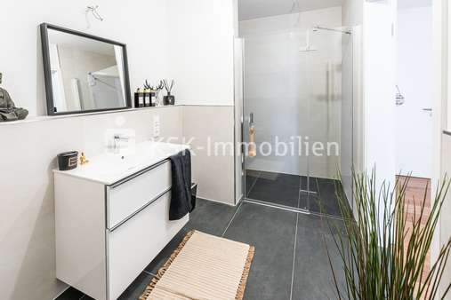 Badezimmer - Etagenwohnung in 50226 Frechen mit 100m² kaufen