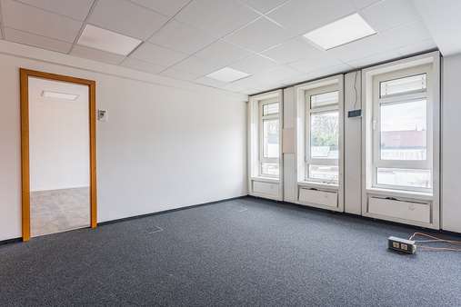 112008 Büro Erdgeschoss - Bürofläche in 51399 Burscheid mit 338m² mieten