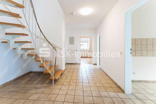 113796 Flur Obergeschoss - Maisonette-Wohnung in 51465 Bergisch Gladbach mit 102m² günstig kaufen