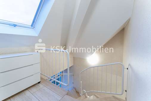 113654 Treppenhaus - Dachgeschosswohnung in 51429 Bergisch Gladbach Bensberg mit 100m² kaufen