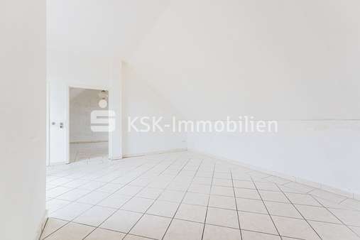 115238 Wohnzimmer  - Dachgeschosswohnung in 50127 Bergheim mit 70m² günstig kaufen