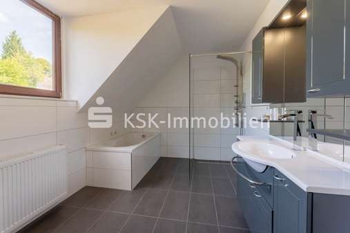 100912 Badezimmer Dachgeschoss - Einfamilienhaus in 51674 Wiehl / Bielstein mit 179m² kaufen