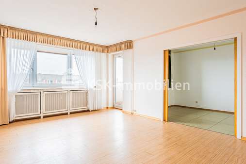 111680 Wohnzimmer - Etagenwohnung in 51065 Köln / Mülheim mit 94m² günstig kaufen