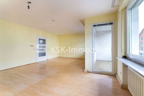 111524 Wohnzimmer - Etagenwohnung in 51109 Köln mit 65m² kaufen