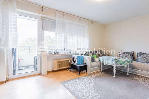 116945 Wohnzimmer - Etagenwohnung in 51149 Köln-Finkenberg mit 76m² günstig kaufen