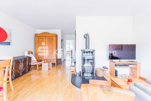 118301 Wohnzimmer  - Etagenwohnung in 50735 Köln mit 92m² günstig kaufen