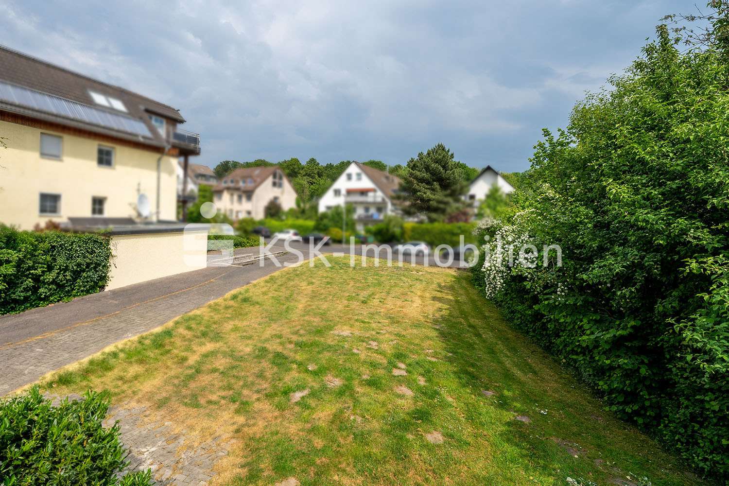 100909 Blickrichtung Straße - Grundstück in 51467 Bergisch Gladbach mit 390m² kaufen