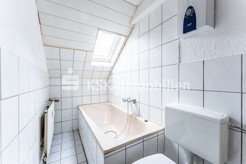 120950 Badezimmer Dachgeschoss - Mehrfamilienhaus in 50733 Köln / Nippes mit 310m² als Kapitalanlage kaufen