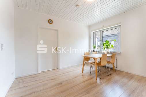 121954 Esszimmer Obergeschoss Wohnung rechts - Mehrfamilienhaus in 41515 Grevenbroich- Elsen mit 275m² kaufen