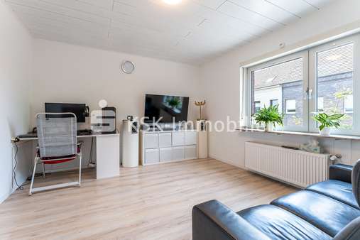 121954 Wohnzimmer Obergeschoss Wohnung rechts - Mehrfamilienhaus in 41515 Grevenbroich- Elsen mit 275m² kaufen