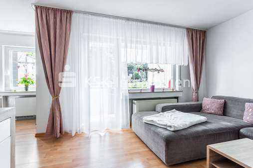 120075 Wohnzimmer Bild 1 - Etagenwohnung in 50321 Brühl mit 65m² kaufen