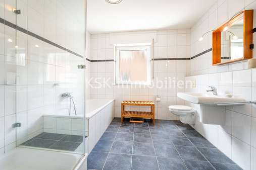 120150 Badezimmer Obergeschoss - Doppelhaushälfte in 50259 Pulheim mit 142m² kaufen